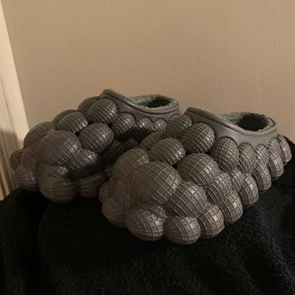 NWOT - Message Bubble Slides with Fur           (Color Black/Charcoal) - Picture 2 of 7